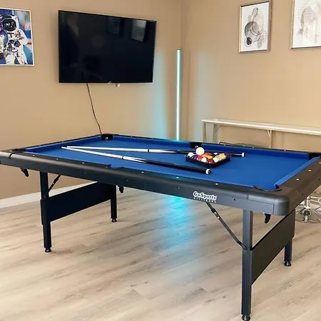 Heart Of Las Vegas 8 Beds, Pool Table, Bbq!